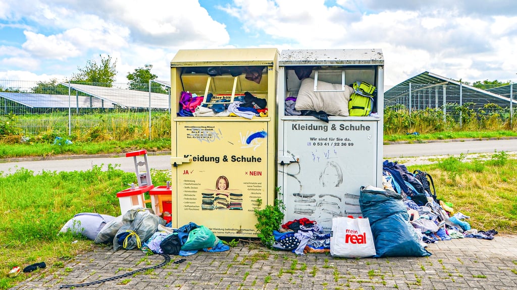 Wo noch Kleidercontainer im Gebiet der Einheitsgemeinde Wanzleben stehen, da sieht es meist so aus. Die Behälter sind vollgestopft und weiterer Müll landet einfach daneben.