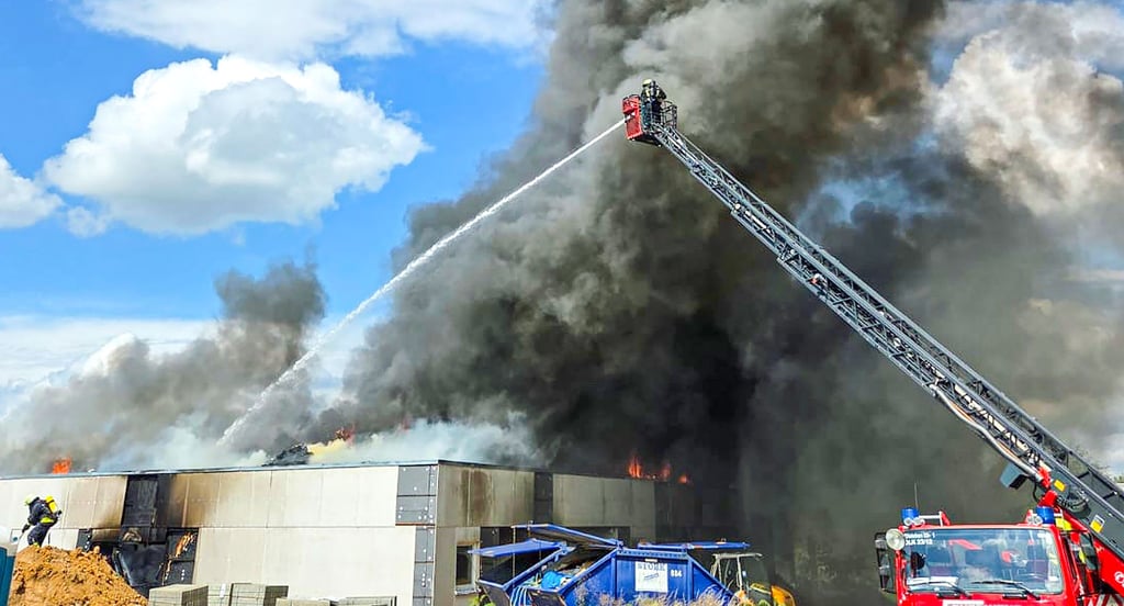 Unter anderem von der Drehleiter aus ging die Feuerwehr per „massivem Löschangriff" gegen den Brand vor. Die Rauchwolke war kilometerweit zu sehen.