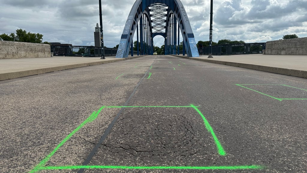 Auf der Sternbrücke in Magdeburg sind Schäden entstanden, die inzwischen auch schon markiert wurden.