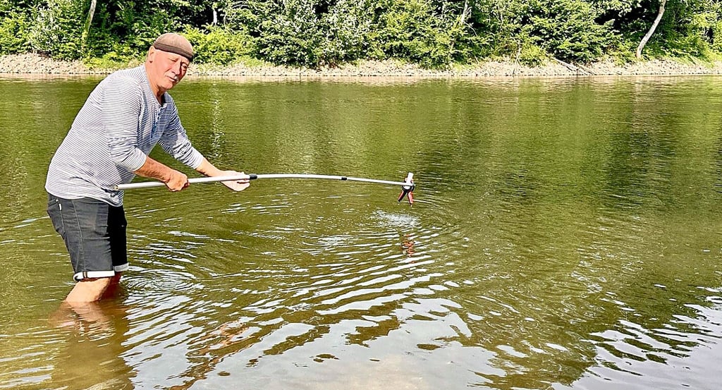 Wolfgang Schuster hatte am Donnerstag die Wasserproben aus der Saale entnommen. Jetzt liegen die Ergebnisse vor.