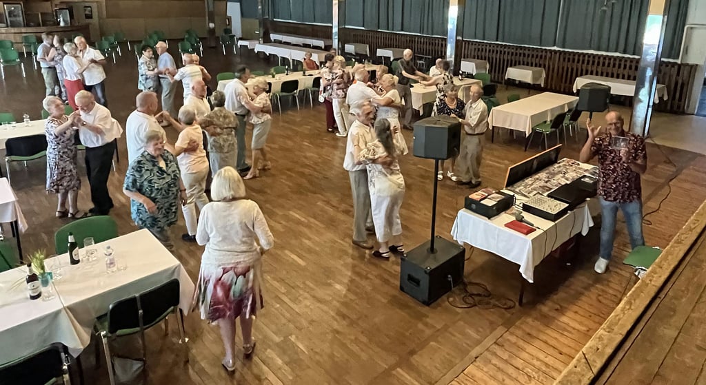 "Disco mit Peter" im großen Saal des Tangerhütter Kulturhauses.