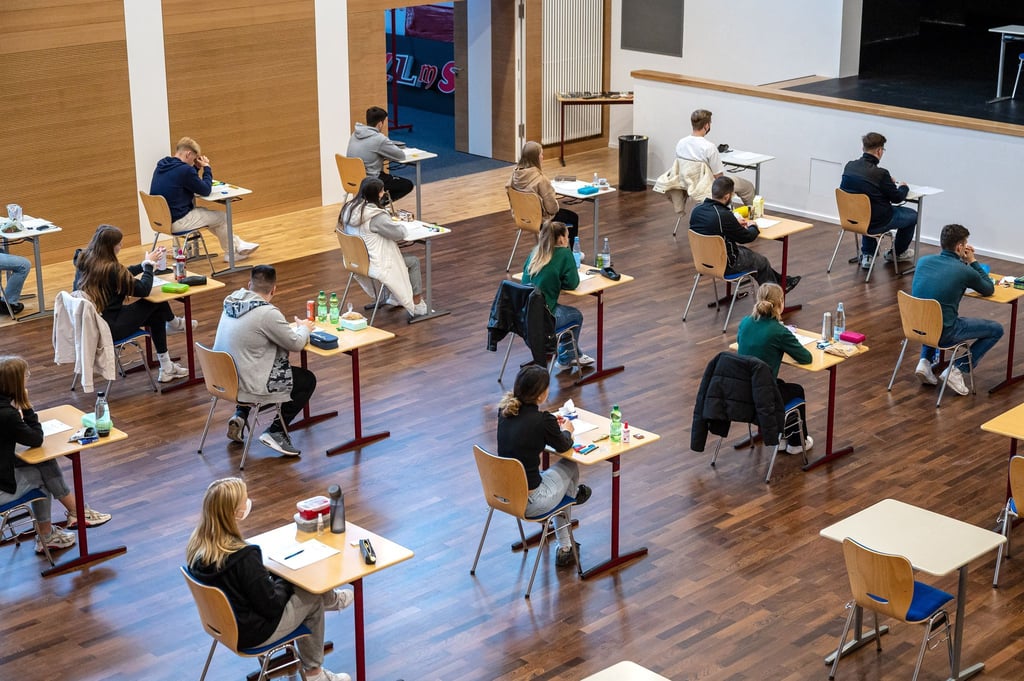 Der Lehrerverband warnt vor einer Noteninflation durch zu viele Einser-Abis. (Symbolbild)