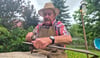 Kurt Kipper auf seiner „Ranch“ beim Dengeln seiner Sense. Vom örtlichen Schmied hat er vor Jahrzehnten gelernt, wie man die Schneide schärft.