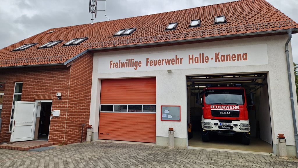 Die Einbrecher stiegen durch ein Fenster in das Feuerwehrhaus ein.