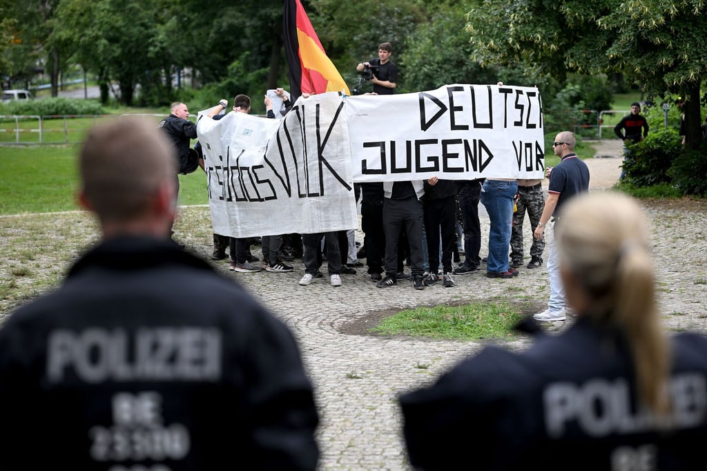 Nach Angaben der Polizei versammelten sich bei rechten Gegendemo etwa 30 bis 50 Personen.