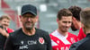 Claus-Dieter Wollitz (l) feierte unter der Woche seinen 60. Geburtstag