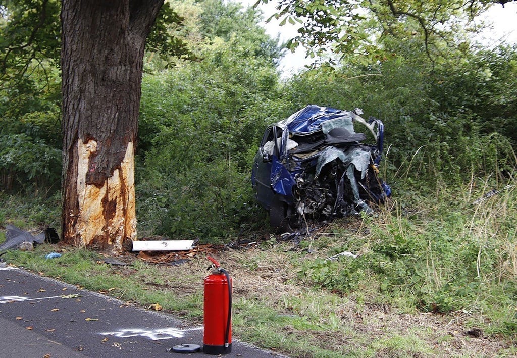 Das Auto wurde bei dem Unfall komplett zerstört.