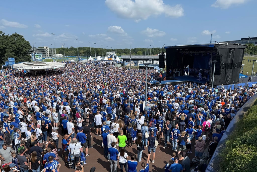 Gewaltiger Fan-Zuspruch am „Schalke-Tach“