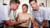 Die damaligen deutschen Radprofis Patrik Sinkewitz (l-r), Jan Ullrich und Andreas Klöden vom T-Mobile-Team albern herum bei einer medizinischen Untersuchung vor dem Start der Tour de France 2006.
