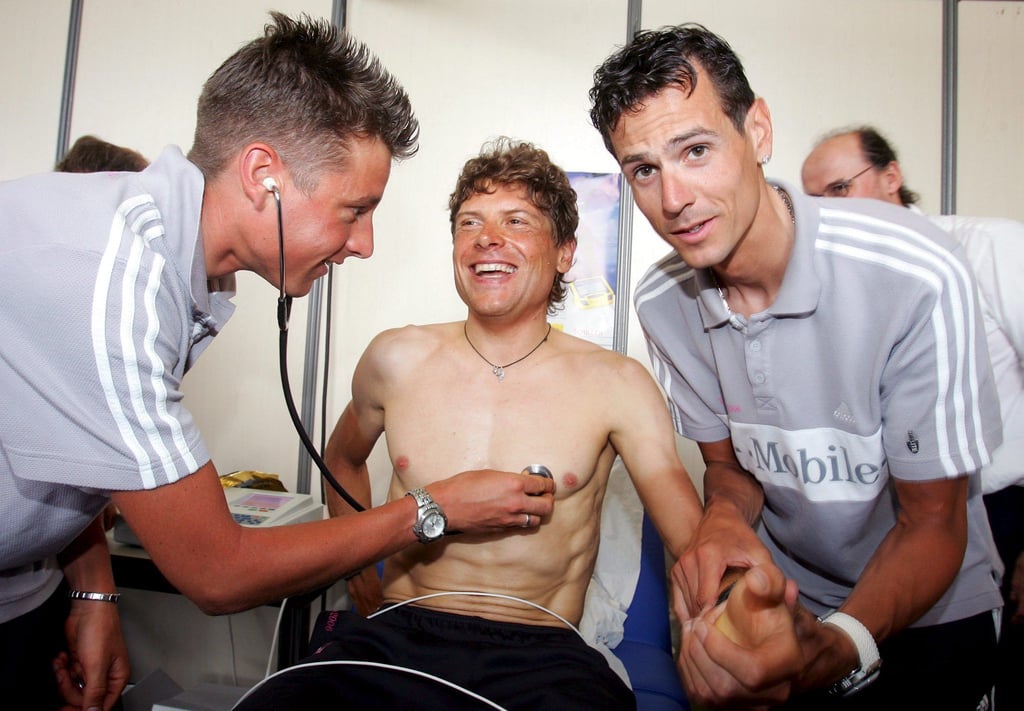 Die damaligen deutschen Radprofis Patrik Sinkewitz (l-r), Jan Ullrich und Andreas Klöden vom T-Mobile-Team albern herum bei einer medizinischen Untersuchung vor dem Start der Tour de France 2006.