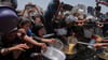 Ausgabe von Lebensmitteln im Gazastreifen (Archivbild)