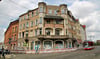 Die Giebel an der Dachkante wurden abgenommen. Und nach wie vor riegeln Warnbaken das Haus in der Großen Steinstraße 34  ab. 