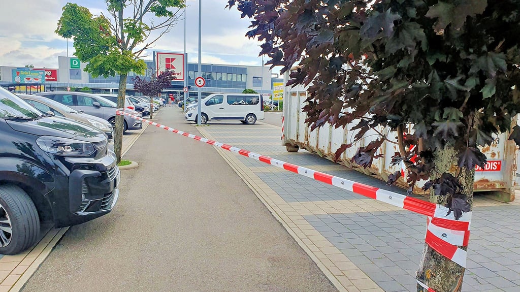 Für den Umbau des Einrichtungshauses an der Hoymer Chaussee wurde der Gehweg zum Kaufland temporär abgesperrt. Inzwischen ist er wieder frei.