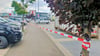 Für den Umbau des Einrichtungshauses an der Hoymer Chaussee wurde der Gehweg zum Kaufland  temporär abgesperrt. Inzwischen ist er wieder frei.