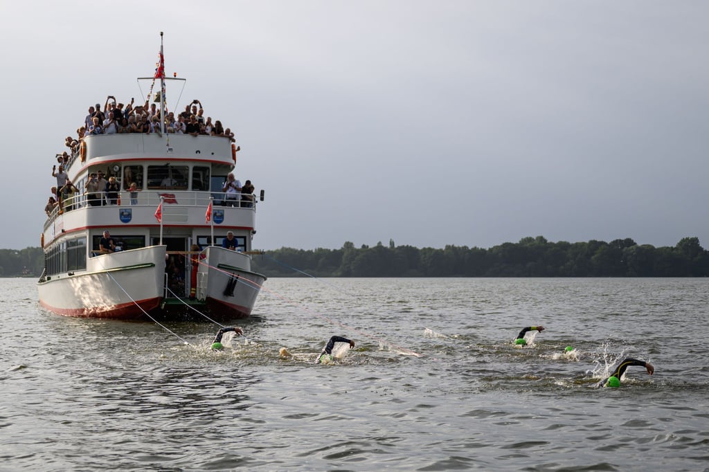 402 Meter weit in 15 Minuten haben fünf Schwimmer das Schiff gezogen - ein neuer Weltrekord.