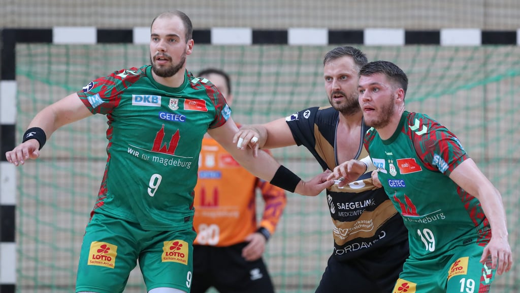 Nach nur einem Trainingstag funktionierten noch nicht alle Absprachen zwischen Tim Zechel (l.) und Neuzugang Elvar Örn Jonsson im Testspiel gegen HC Elbflorenz Dresden.