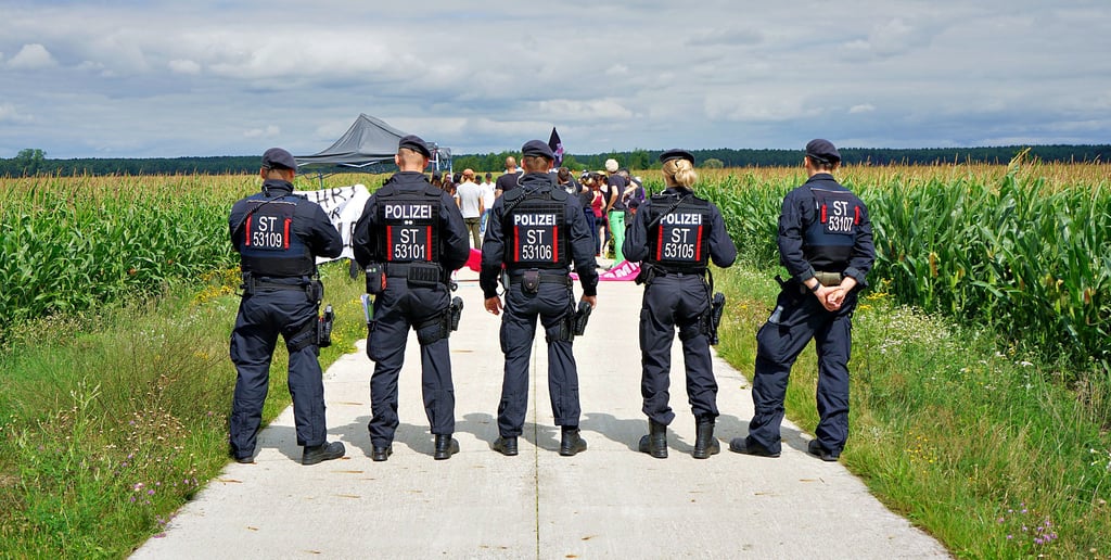 Die Barriere: Fünf Polizisten sperrten den Bereich zwischen der Demo der Gruppe „Jedes Jahr im Sommer“ und dem Infostand des AfD-Kreisverbandes ab.