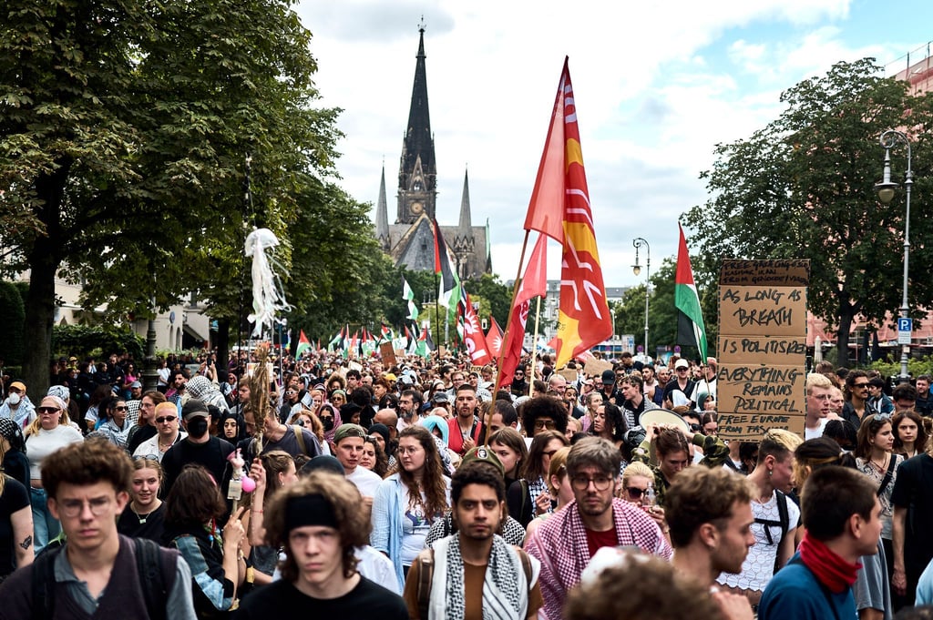 Polizei löst die Demonstration auf.