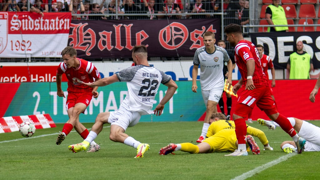 Julien Damelang (l.) traf für den HFC spät zum 1:0.