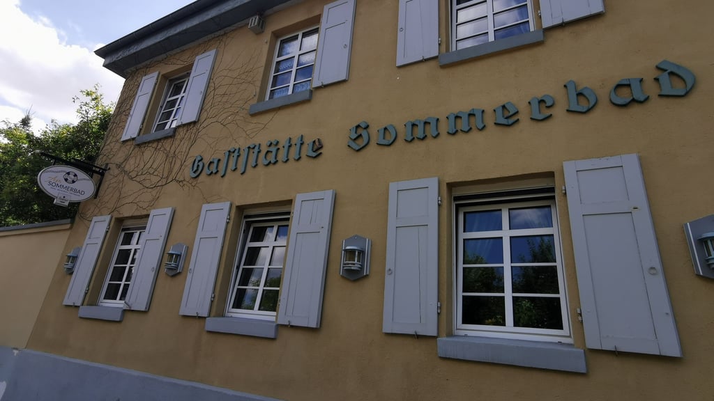 Auf den ersten Blick zu sehen: Dieses Restaurant atmet auf der Vorderseite Geschichte