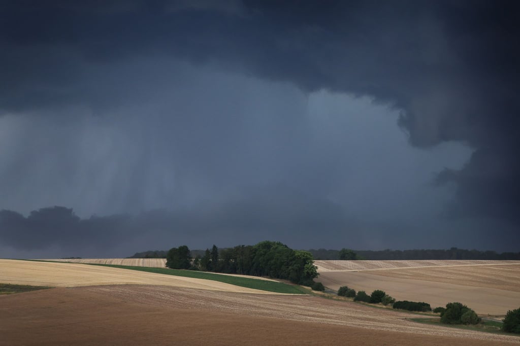 Gewitter und Regen werden vor allem im Süden und Osten Deutschlands erwartet. (Symbolbild)