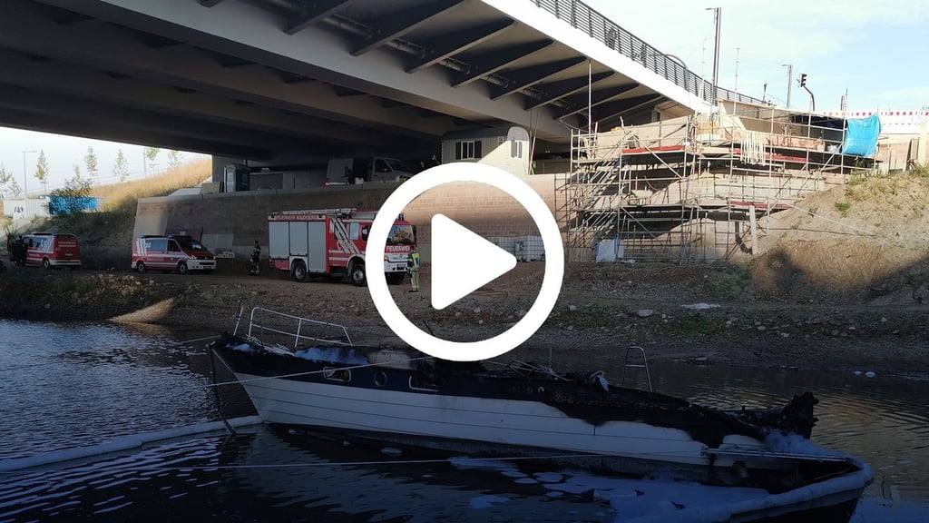 Eine Yacht aus Dänemark geriet zwischen Editha- und Zollbrücke in Magdeburg in Brand. Die Polizei ermittelt.