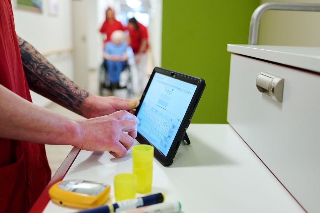 Thüringen plant die Einführung eines freiwilligen digitalen Jahres für Schulabgänger, etwa in Seniorenheimen. (Symbolfoto)