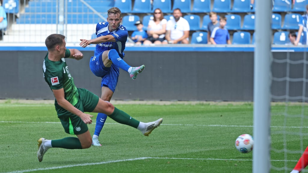 Philipp Hercher (Mitte) und der FCM zeigten gegen Wolfsburg offensive Fortschritte.