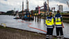 Möglicherweise können schon am Wochenende wieder große Schiffe die Unfallstelle im Bremer Industriehafen passieren.