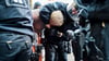 Die Polizei nimmt etliche Demonstranten fest.