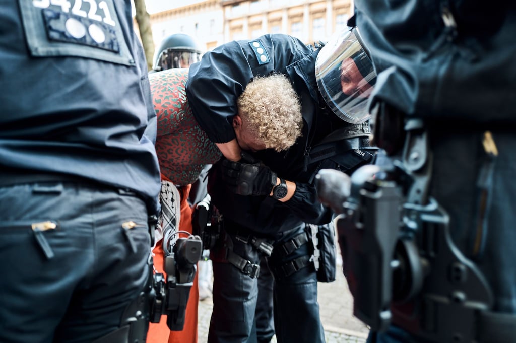 Die Polizei nimmt etliche Demonstranten fest.