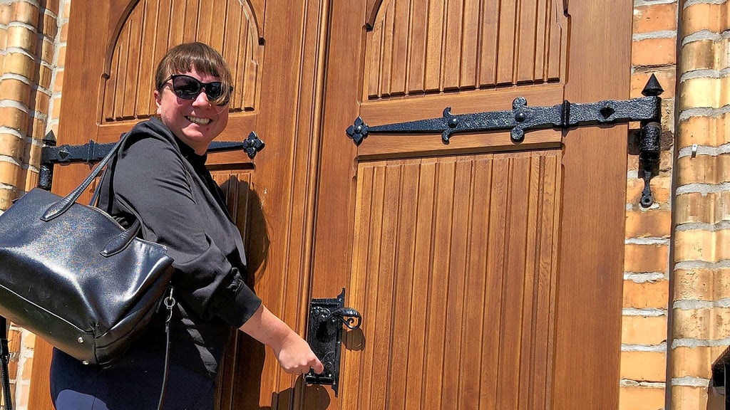Wieder einen Schritt weiter gekommen: Pfarrerin Christin Schulze-Gerlach freut sich über die neue Kirchentür in Blumerode.