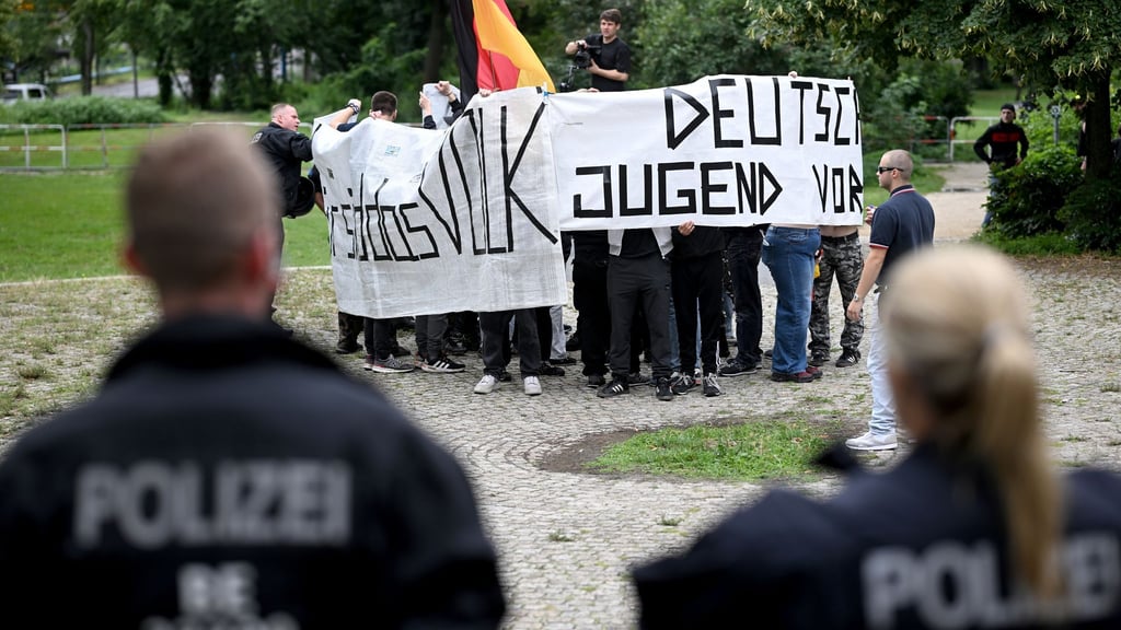 Nach Angaben der Polizei versammelten sich bei rechten Gegendemo etwa 30 bis 50 Personen.