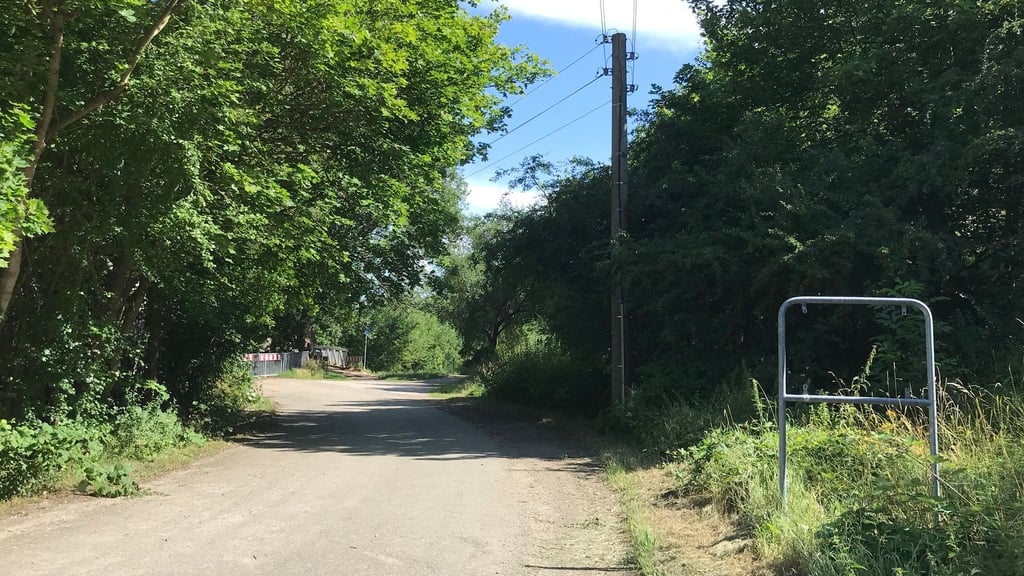 Seit mehr als einem Jahr fehlt rechts die Ortstafel Halberstadt.