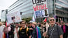 „Lesben gegen Weidel“ steht auf einem Plakat beim CSD in Berlin.