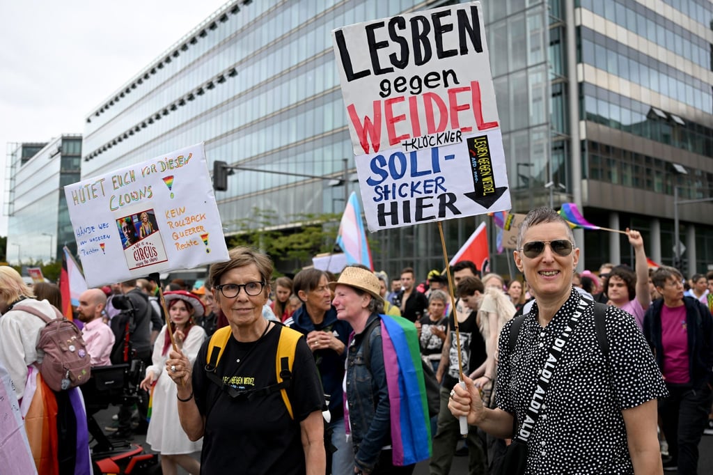„Lesben gegen Weidel“ steht auf einem Plakat beim CSD in Berlin.