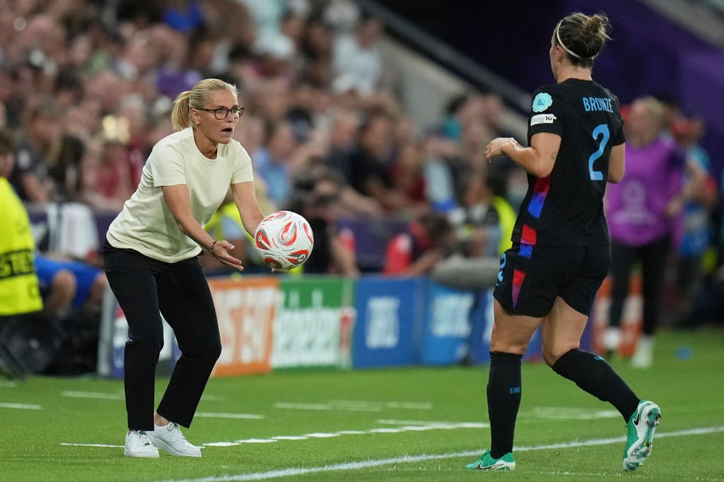 Auf Ballhöhe: Englands Trainerin Sarina Wiegman.