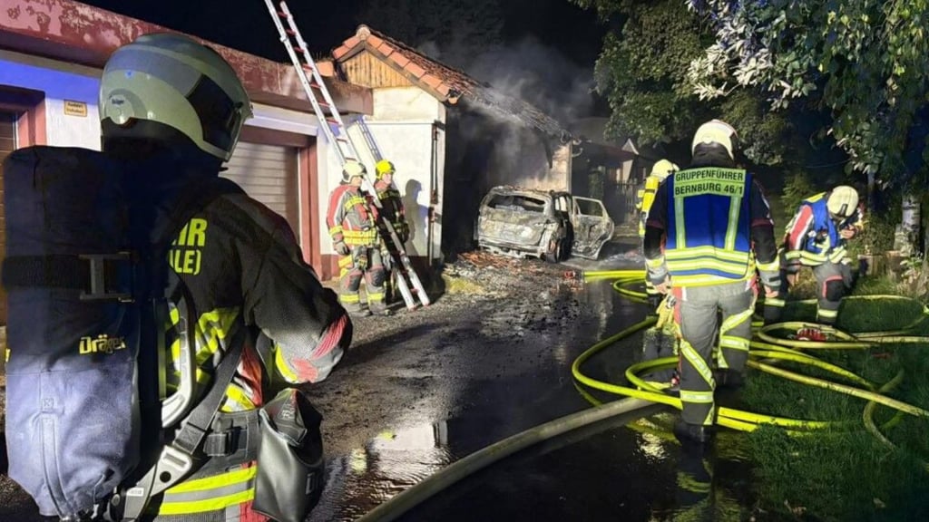 Am frühen Samstagmorgen musste in Bernburg ein brennender Pkw in einer Garage gelöscht werden.