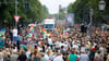 Rund 100.000 Teilnehmer ziehen feiernd durch die Straßen.
