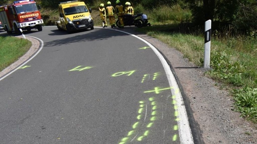 Der 29 Jahre alte Motorradfahrer stürzte im kurvigen Abschnitt kurz vor Allrode im Harz und musste vor Ort notoperiert werden. Anschließend wurde er in die Unfallklinik Nordhausen geflogen.