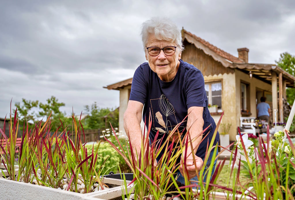 Die 79-jährige Petra Gehlfuß in ihrem grünen Reich. Der Garten zählt zu den ältesten der Anlage „Am Kalten Hügel“ in Naumburg.
