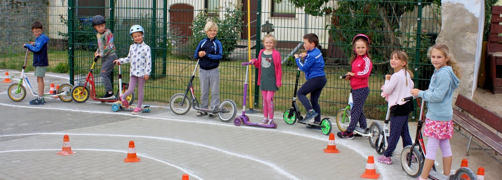 Ein Parcours simuliert mit Spiel, Spaß und Geschicklichkeitsübungen den echten Straßenverkehr für die Kinder der Kita „Zwergenland“ in Eggersdorf.