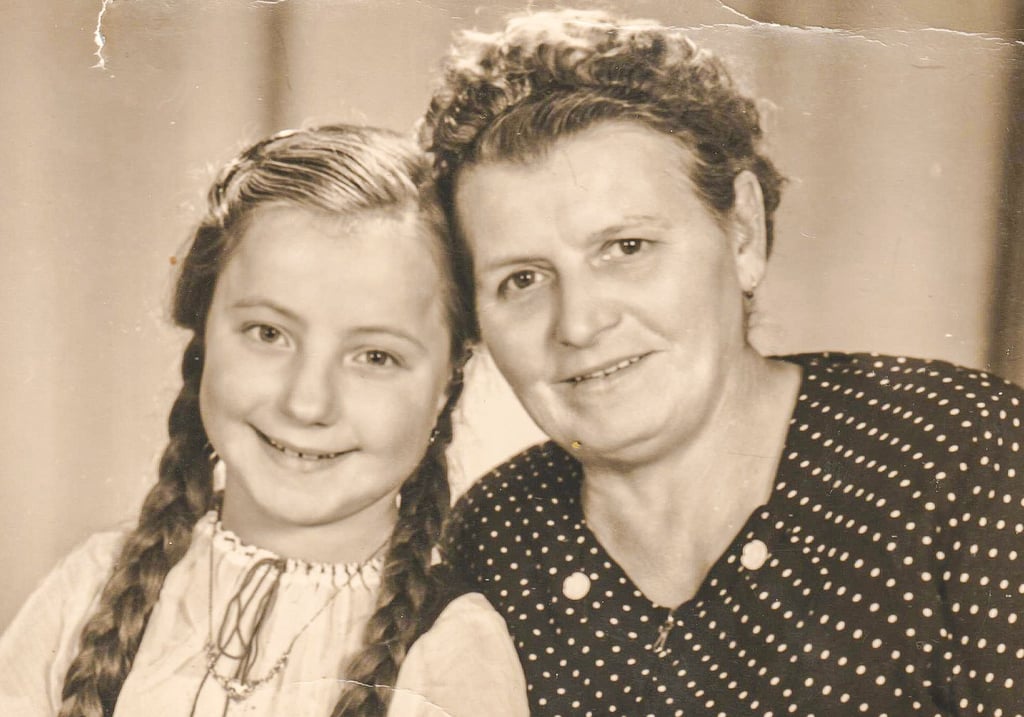 Als Leichenwäscherin kümmerte sich Frida Laddey (rechts) um die Leichen von sechs Häftlingen, die in einer Feldscheune an der Bauernwand in Langenweddingen von der SS getötet wurden. Dieses Bild zeigt sie zusammen mit ihrer Ziehtochter Christine Schreiner.