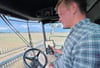 Enno Wilhelm von Katte hat in diesen Tagen mit der Ernte alle Hände voll zu tun. Er setzt auf Regenerative Landwirtschaft. 