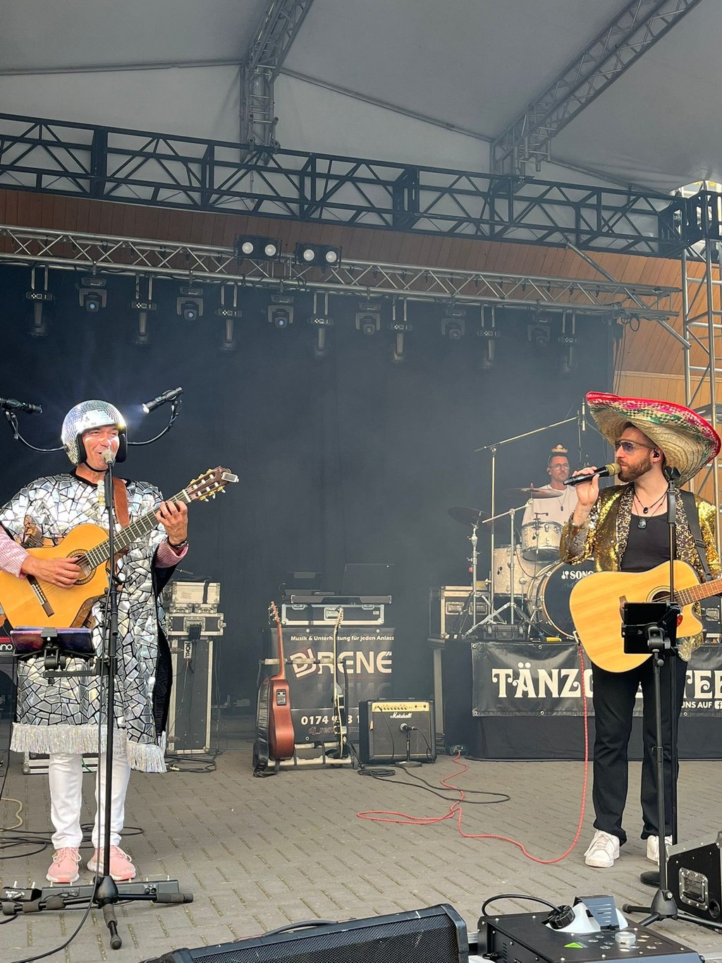 Das Konzert lockte etwa 1.000 Besucher an.
