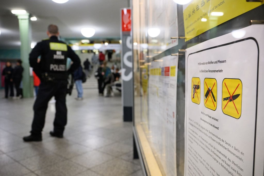Am ersten Tag des Messer- und Waffenverbots in allen Berliner Bahnen und Bussen beschlagnahmte die Polizei elf Messer (Archivbild).