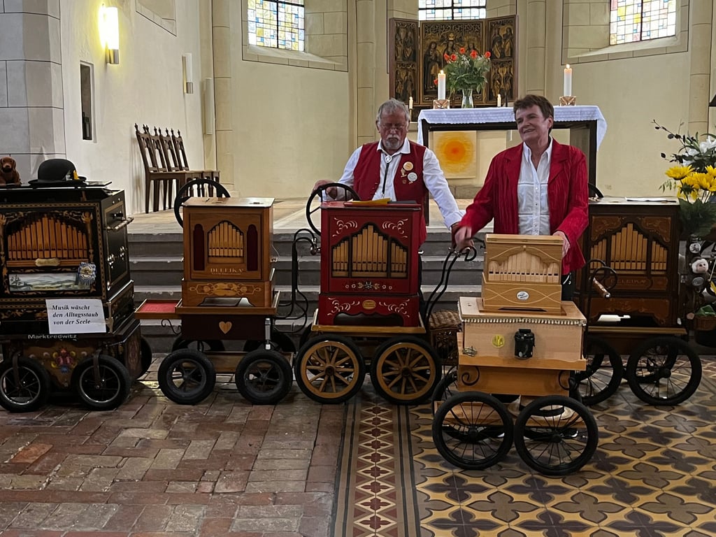 Angela Reinking spielt zusammen mit Armin Woska in der Merseburger Stadtkirche St. Maximi.