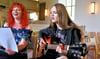 Mutti Viola Otto „durfte“ nochmal mit Tochter Lillifee in der Breitenhagener Kirche auftreten. Die 19-Jährige spielt sonst in den Bands „Freispruch“ und „Karl-Marx-Straße“. 