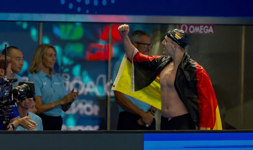 Lukas Märtens bejubelt gemeinsam mit den tobenden Besuchern der Halle in Singapur seinen ersten WM-Titel.