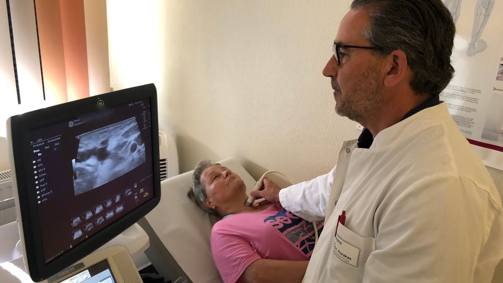 Chefarzt Dr. Elias Karakas bei einer Kontrolluntersuchung nach einem minimal-invasiven Eingriff an der Schilddrüse.